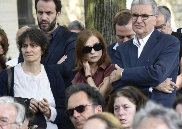 Isabelle Hupert, cachée derrière ses lunettes de soleil lors de l'enterrement de Claude Lanzmann