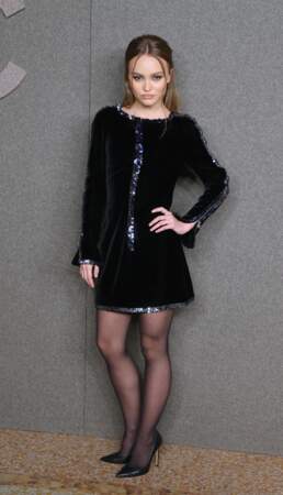 Pour le dernier défilé Chanel, Lily-Rose Depp adopte la petite robe noire avec strass, parfait pour les fêtes !