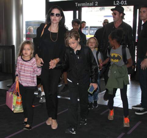 Depuis sa naissance, Shiloh Jolie-Pitt, ici en famille à l'aéroport de L.A. en juin 2015, sillonne le monde