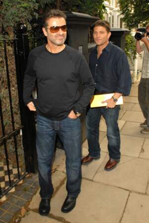 2006: George et Kenny, dans le quartier londonien de Primrose Hill, amusés par les flashes des paparazzi.