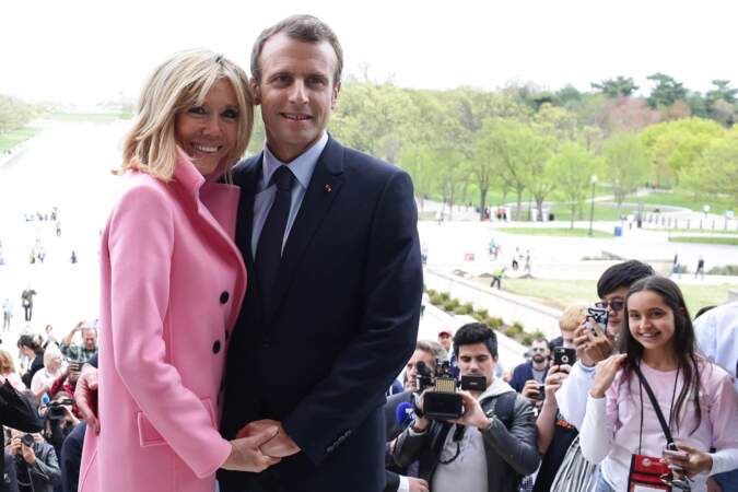 Emmanuel et Brigitte Macron (en manteau rose Louis Vuitton) au Mémorial de Lincoln à Washington le 23 avril 2018