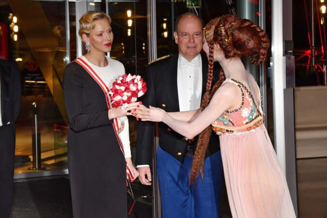 La princesse Charlene recevant un bouquet de fleurs et le prince Albert II