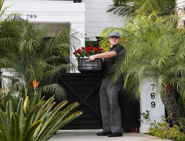 Des roses sont livrées devant la résidence de Laeticia Hallyday à Los Angeles pour la Saint Valentin, le 14/02/2018