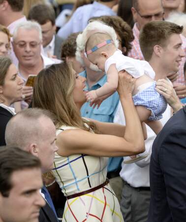 Melania Trump s'est mélangée à la foule présente dans les jardins de la Maison Blanche 