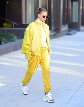 Hailey Baldwin Bieber porte des sneakers botoxées par Louis Vuitton, idéales avec un total look !