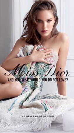 Natalie Portman sublime et affiche ses courbes dans la campagne Miss Dior