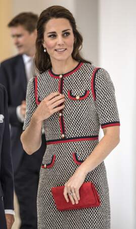 En ensemble Gucci et un joli sac rouge, Kate Middleton la joue Jackie O.