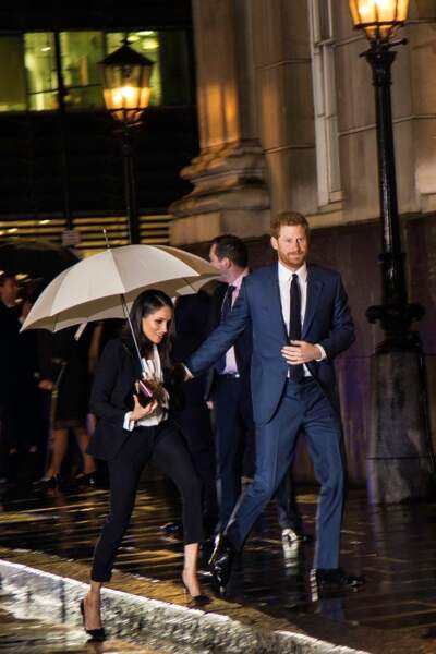 Une allure garçonne déjà tentée par la compagne du prince Harry, en février 2018.