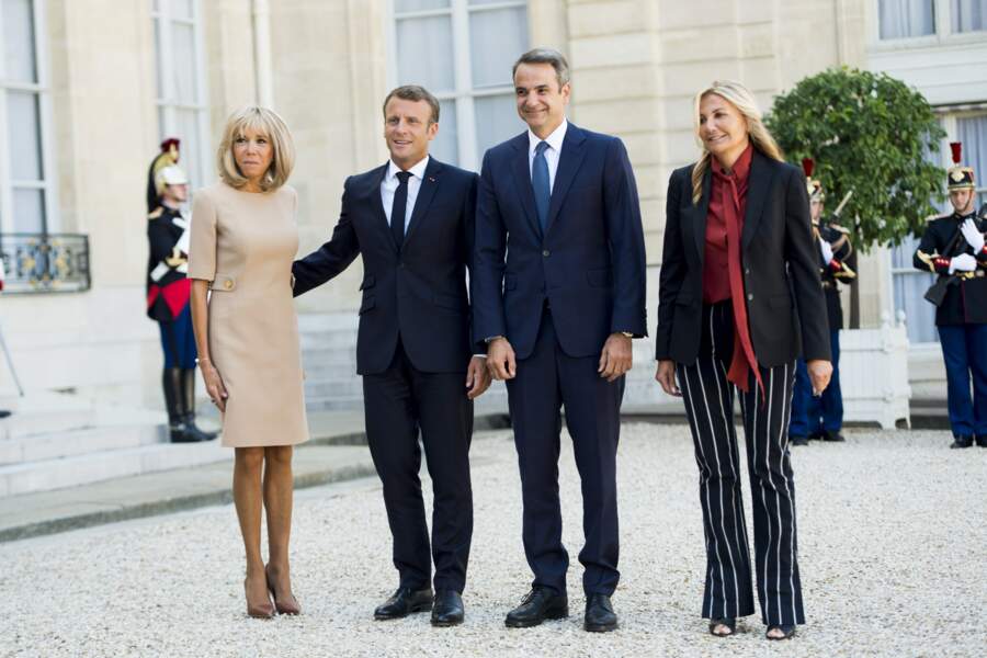 Brigitte et Emmanuel Macron ont ensuite posé pour les photographes, aux côtés de leurs invités
