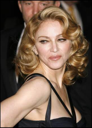 Un carré long ondulé esprit rétro chic glam' pour Madonna à Los Angeles en 2007