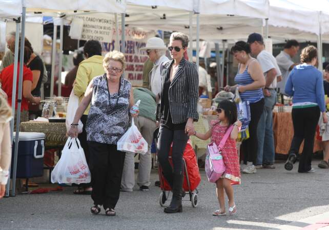 Laeticia Hallyday fait quelques courses au marché avec sa fille et Mamie Rock