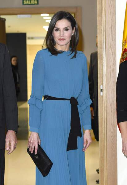 La reine Letizia d'Espagne radieuse dans une robe longue bleue Zara soldée à 12,99 €