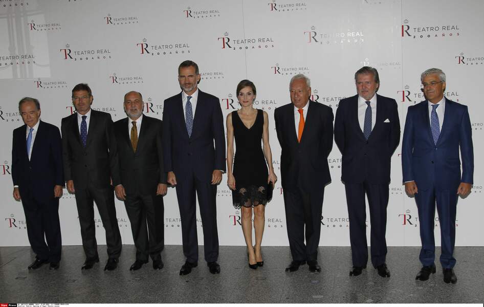 Le roi et la reine d'Espagne entourés par les ministres