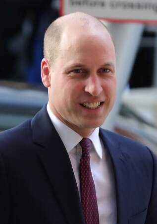 avec le crane rasé, le prince William semble avoir un visage plus rond