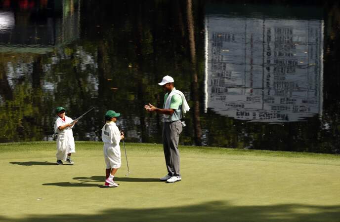 Les enfants de Tiger Woods Sam et Carlie sont au plus près de leur papa qu'ils soutiennent sur le terrain