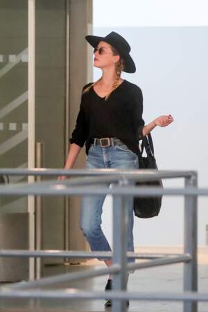 A la sortie de l'avion, Amber Heard arborait un look casual mais élégant