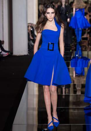 Du bleu électrique sur le runway Versace haute couture