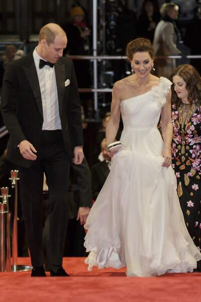 Pour compléter sa tenue, Kate Middleton a choisi des escarpins Jimmy Choo et un sac Alexander McQueen