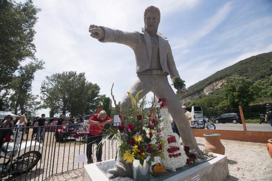 La statue de Johnny Hallyday est située sur le terrain d'un restaurant en bordure de route nationale