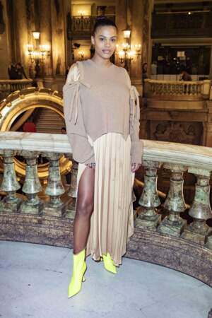 Tina Kunakey a fait le choix de porter une robe beige fendue au défilé Stella McCartney