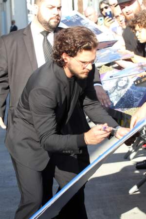 Kit Harington : très chic en costume noir signe des autographes avec ses fans