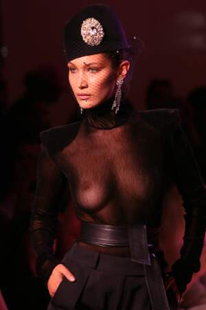 Bella Hadid tout en transparence au defilé haute couture Alexandre Vauthier