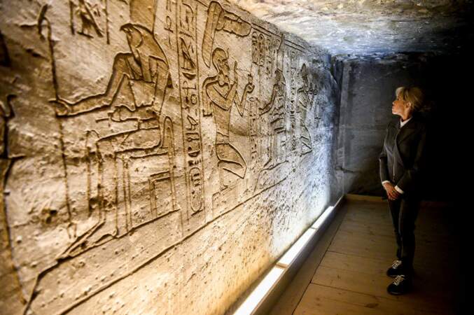 Face aux hiéroglyphes, les lacets de Brigitte Macron semblaient briller dans le noir d'un temple d'Abou Simbel