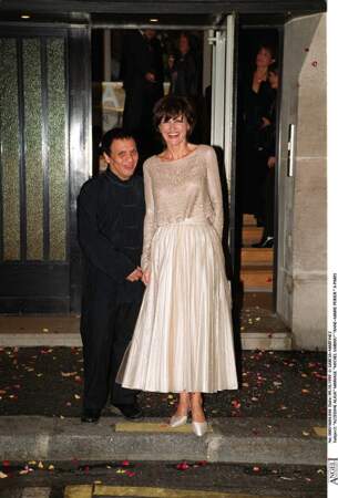 11 octobre 1999 : Anne-Marie Périer avec Azzedine Alaïa qui a dessiné sa robe de mariée