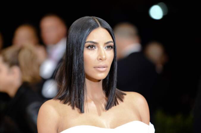 Kim Kardashian, dans un style très neutre et virginale porte toujours son carré lissé à l'extrême