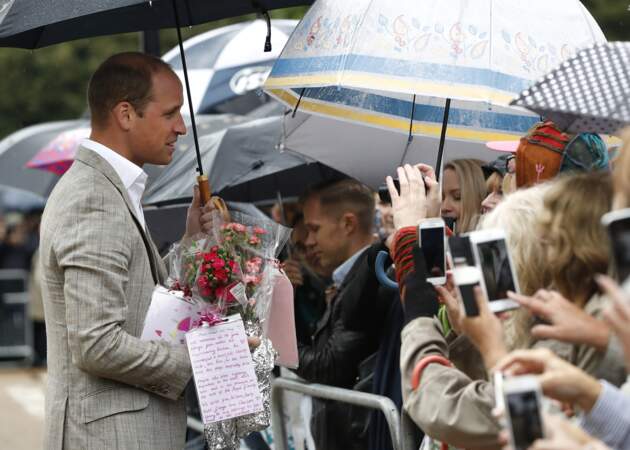 Le prince William a récupéré quelques billets et bouquets des admirateurs de sa mère.