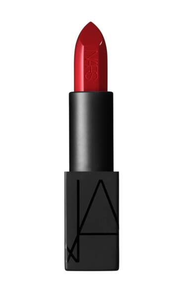  6/ Un rouge voluptueux pour un sourire ravageur : Audacious Lipstick, Rita, Nars, 30 €.