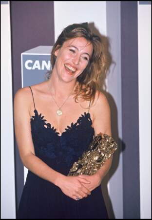 En petit robe brodée bleu nuit à fines bretelles, Valéria Bruni-Tedeschi resplendit lors des César 1994
