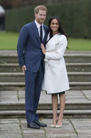 Harry et Meghan posent à Kensington Palace lors de l'annonce de leurs fiançailles le 27 novembre 2017