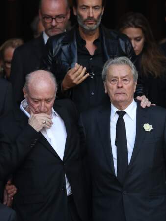 Pascal Desprez, Anthony Delon et Alain Delon - Sorties des obsèques de Mireille Darc en l'église Saint-Sulpice 