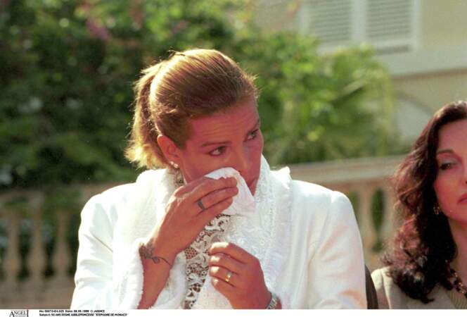 Stéphanie de Monaco, très émue lors du jubilé des 50 ans de règne du prince Rainier, le 9 mai 1999