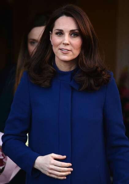 Kate Middleton, radieuse, dans un manteau bleu marine au col très détaillé
