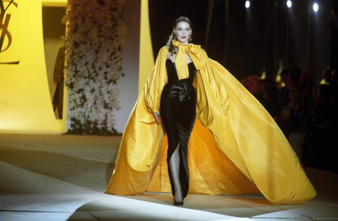 En robe fendue et une impressionnante cape XXL, lors du défilé haute couture YSL à Paris en 2002