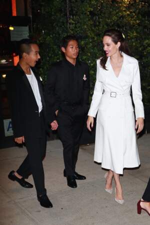 Angelina Jolie, tout en blanc avec ses fils Maddox et Pax Thien Jolie-Pitt, 