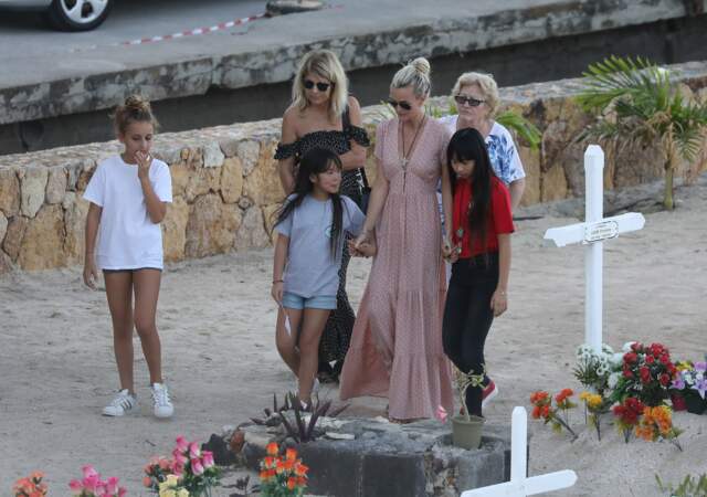 Laeticia Hallyday se rend sur la tombe de Johnny Hallyday avec ses deux filles Jade et Joy