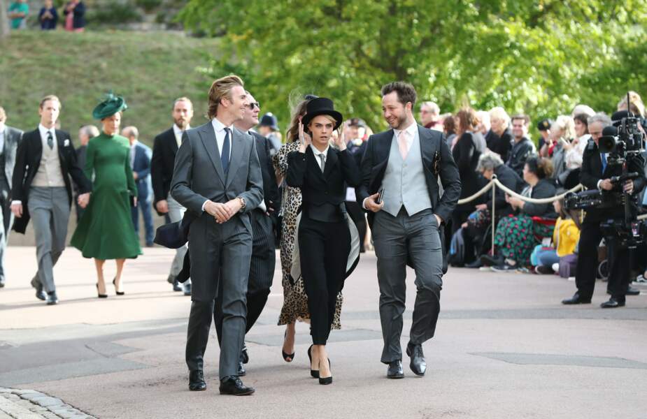 Cara Delevingne opte pour une tenue androgyne avec un haut-de-forme noir au mariage de la princesse Eugenie d'York.