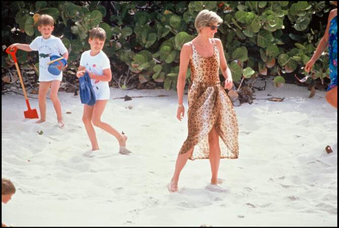 Lady Diana avec ses fils Harry et William lors de leurs vacances aux Iles Vierges, en 1990