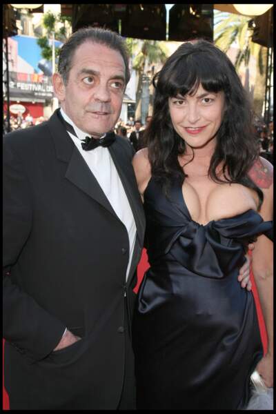Mais quand une bretelle lâche, c'est le sein de Lio qui se fait la malle lors du festival de Cannes 2009.