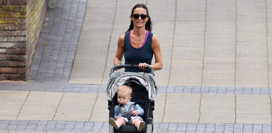 Pippa Middleton profite pour faire de l'exercice alors qu'elle promène son fils Arthur, à Londres, le 6 août 2019.