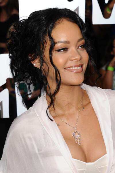 Le chignon flou frisé de Rihanna 