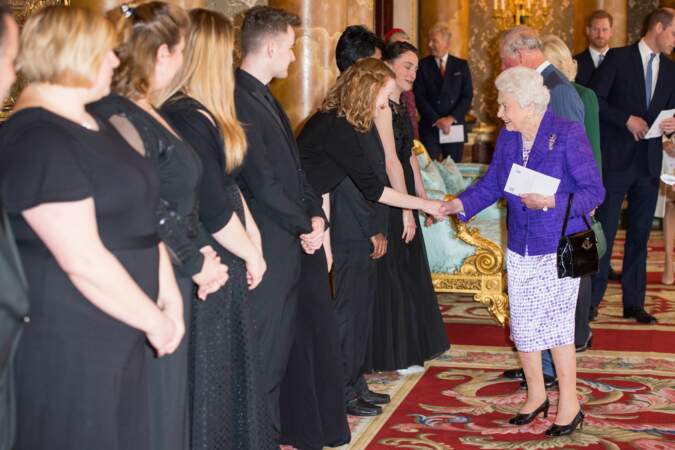 Elizabeth II lors de sa  réception pour les 50 ans de l'investiture de son fils en tant que prince de Galles