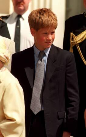 Le prince Harry à l'âge de 14 ans à Londres, à Clarence House, pour les 98 ans de la reine mère