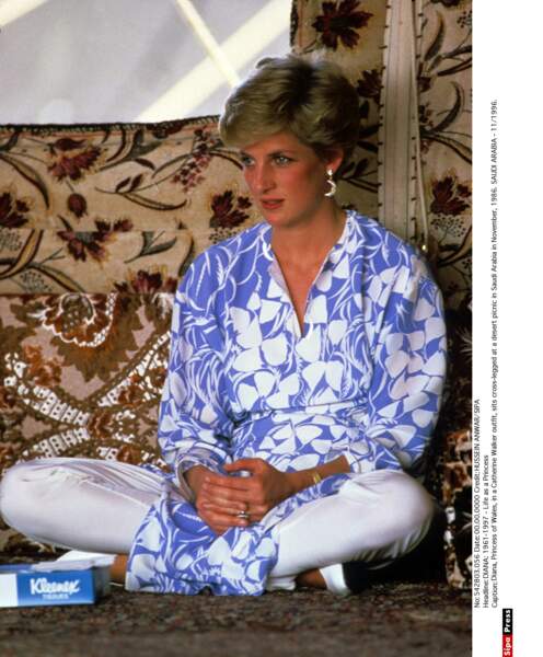 La prince Diana en 1997 en Arabie Saoudite en tunique bleue et blanche Catherine Walker