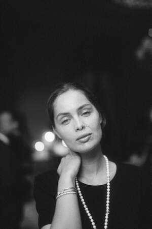 Mise en beauté naturelle et look noir réhaussé d'un collier blanc David Yurman : parfaite Marie-Ange Casta.