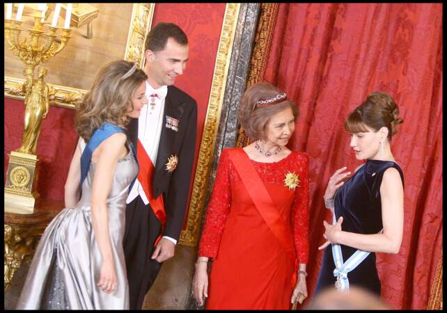 Carla Bruni et son chignon ultra sophistiqué avec la famille royale d'Espagne, en 2009 à Madrid