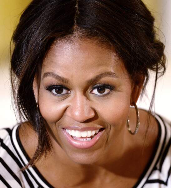 Michelle opte ici pour des cheveux simplement remontés en chignon avec quelques mèches folles autour du visage